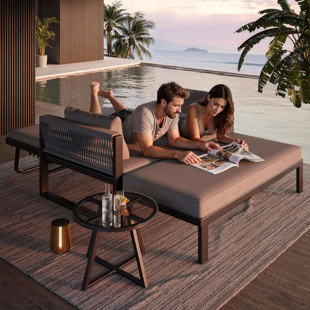 Gartenliege Sonnenliege mit geflochtenen Armlehnen aus Eisen, Wetterfestes Outdoor-Sofa, Inkl. Glas-Couchtisch & Polstern, Daybed Outdoor, Zweisitzer-Sofa mit Hocker und Couchtisch, Grau