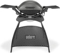 Weber Q2400 Elekrogrill mit Stand + Seitentischen, 54 x 39cm Grillfäche, portable, 2-geteilter porzellanemaillierter Guss-Grillrost, Aluminiumguss Deckel & Gehäuse - Dark Grey (55020879)