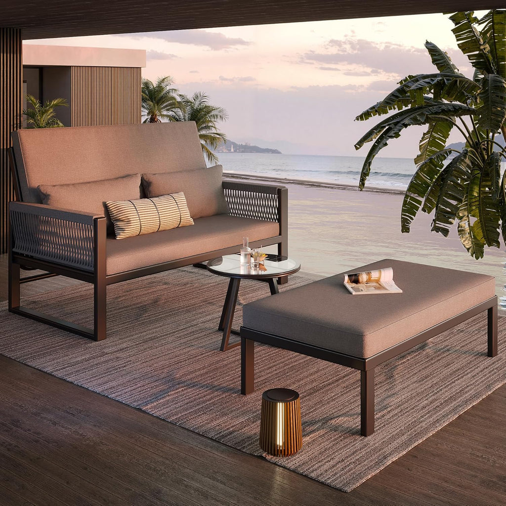 Gartenliege Sonnenliege mit geflochtenen Armlehnen aus Eisen, Wetterfestes Outdoor-Sofa, Inkl. Glas-Couchtisch & Polstern, Daybed Outdoor, Zweisitzer-Sofa mit Hocker und Couchtisch, Grau