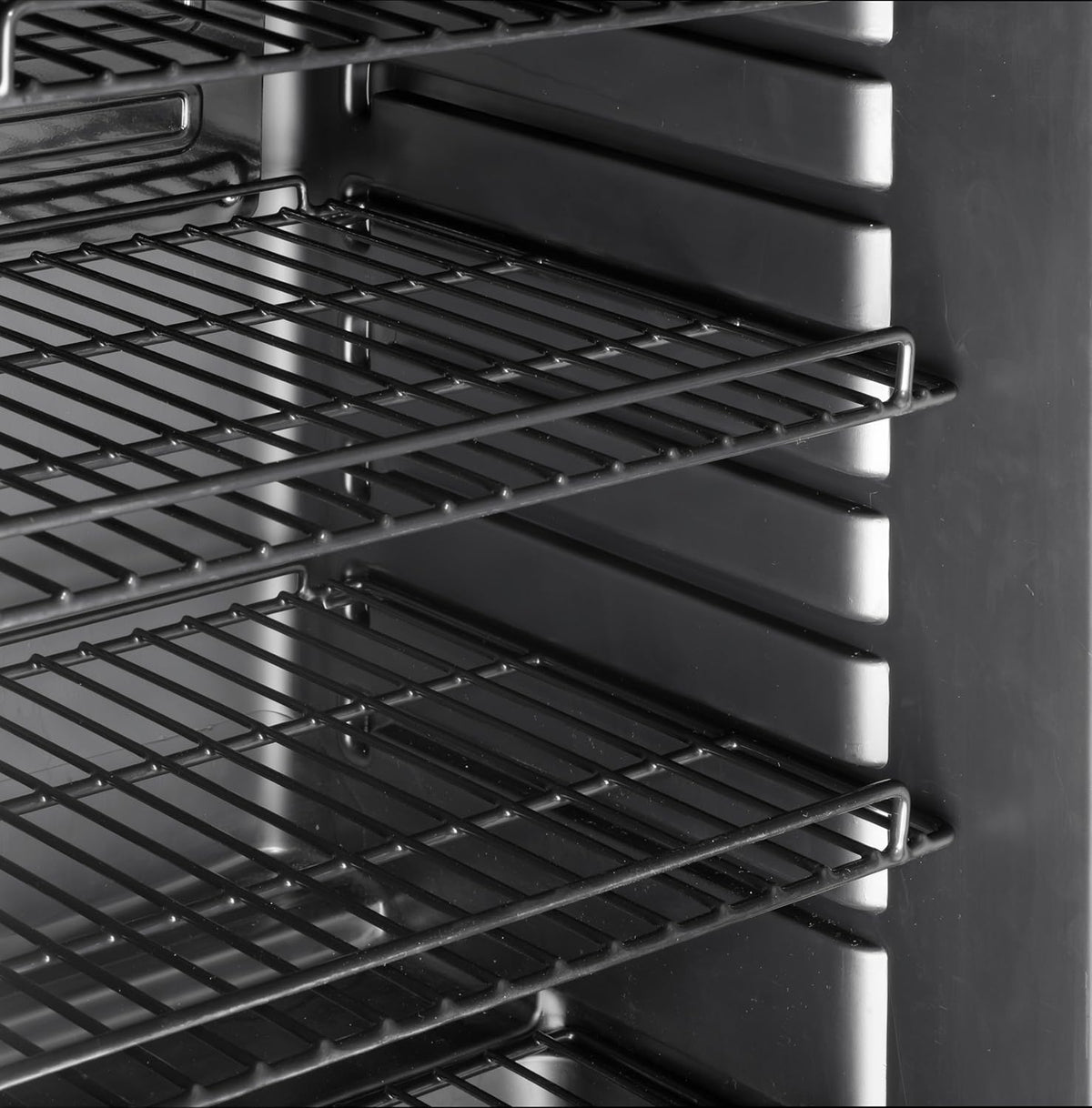 METRO Professional Getränkekühlschrank GSC4280B, Metall/Glas, 280 L, belüftete Kühlung, 210 W, mit Schloss, Schwarz