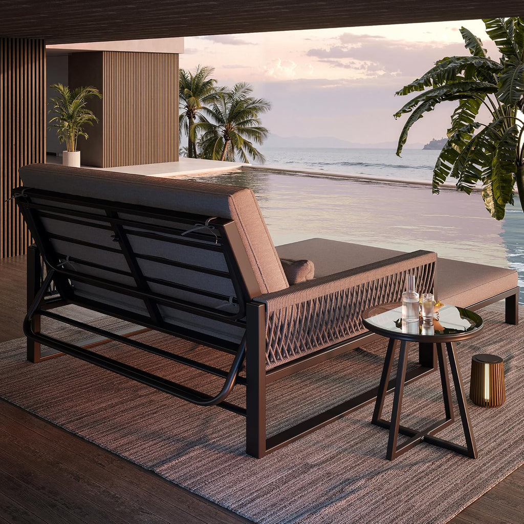 Gartenliege Sonnenliege mit geflochtenen Armlehnen aus Eisen, Wetterfestes Outdoor-Sofa, Inkl. Glas-Couchtisch & Polstern, Daybed Outdoor, Zweisitzer-Sofa mit Hocker und Couchtisch, Grau
