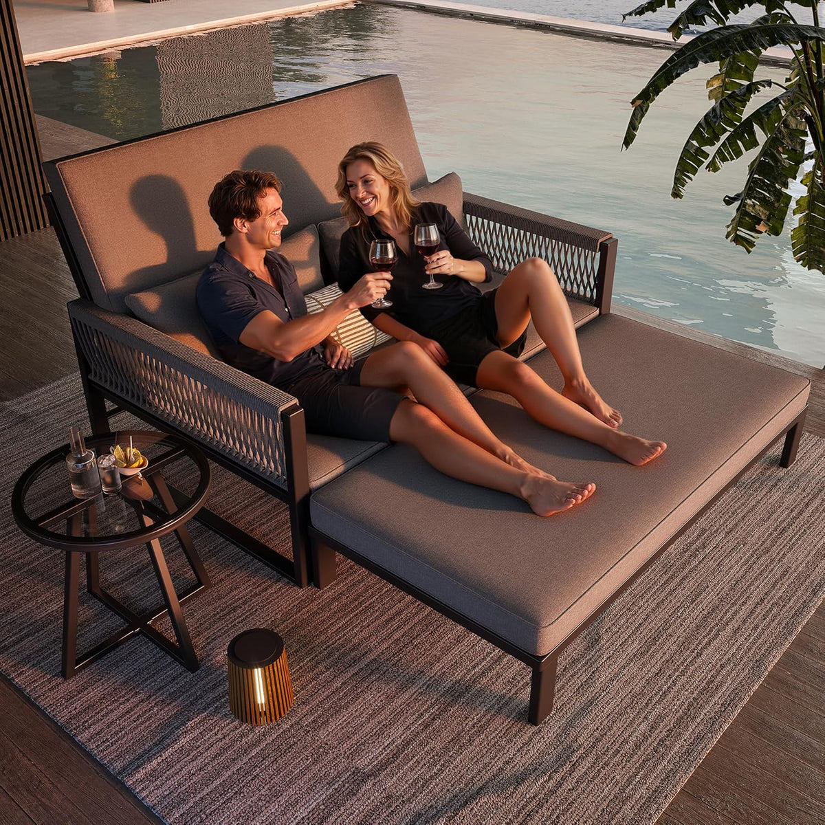 Gartenliege Sonnenliege mit geflochtenen Armlehnen aus Eisen, Wetterfestes Outdoor-Sofa, Inkl. Glas-Couchtisch & Polstern, Daybed Outdoor, Zweisitzer-Sofa mit Hocker und Couchtisch, Grau