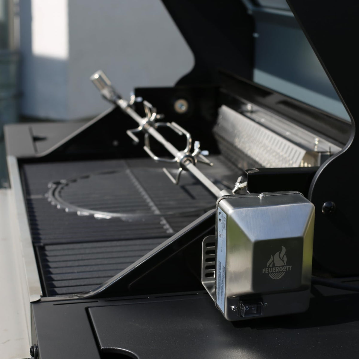 Gasgrill Hektor 4B-S inkl. Drehspieß und Abdeckhaube mit 4 Brennern, Sear-Brenner, Gusseisen-Grillrost, Heckbrenner, Seitenkocher, Sichtfenster und Thermometer für Garten und Terrasse