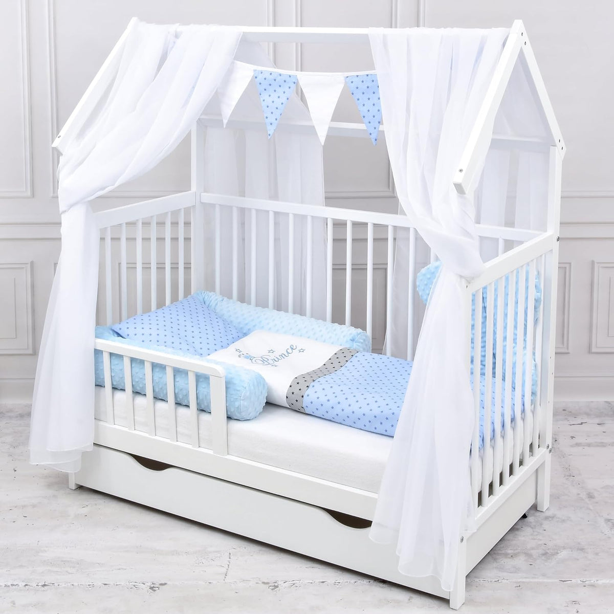 Baby Delux Babybett Komplett Set Hausbett 60x120 cm weiß Schublade Rausfallschutz Kinderbett Matratze Bettwäsche Deko Set (Prince Stars)